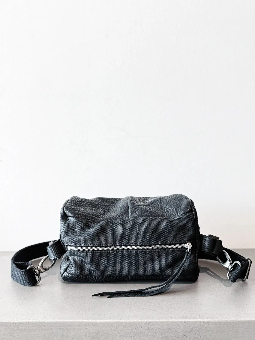 0.Hide Roller Bag