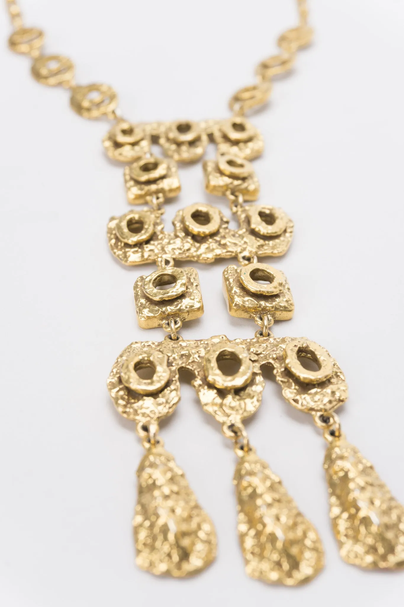Eyelet Pendant Plate Necklace