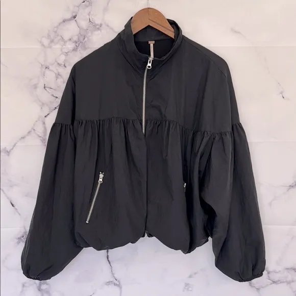 FREE PEOPLE Women’s Black Cropped Balloon Bomber Windbreaker Jacket Size Medium
