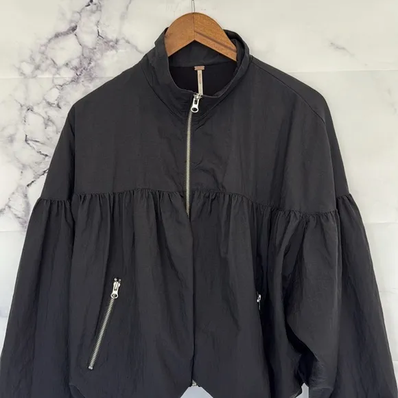 FREE PEOPLE Women’s Black Cropped Balloon Bomber Windbreaker Jacket Size Medium