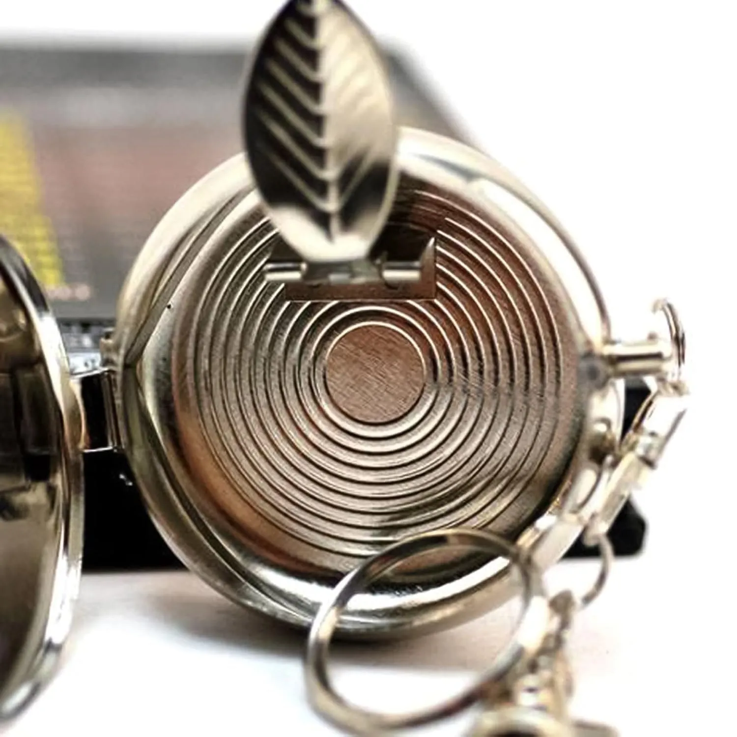 Garth Portable Pocket Cigarette Ashtray Keychain, Mini Round Ash Holder with Cigarette Snuffer Aluminium Alloy Ashtray with Key Ring for Outdoor Car