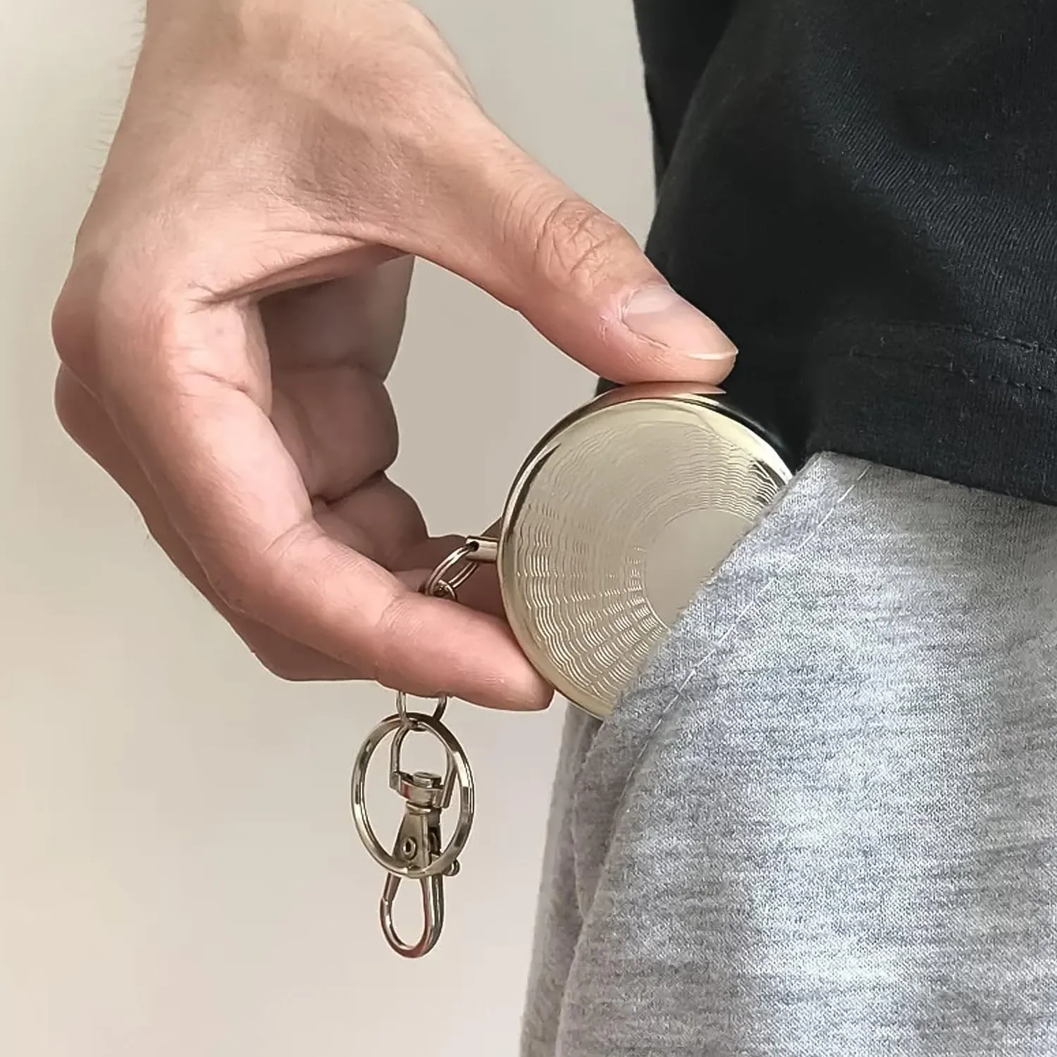 Garth Portable Pocket Cigarette Ashtray Keychain, Mini Round Ash Holder with Cigarette Snuffer Aluminium Alloy Ashtray with Key Ring for Outdoor Car