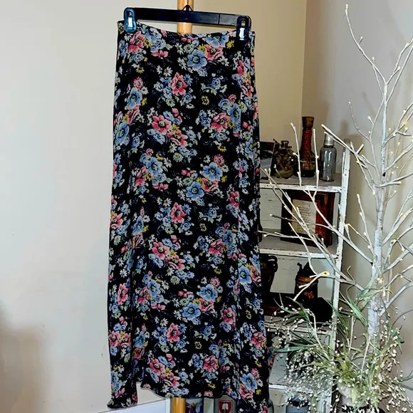 Lauren Ralph Lauren 100% Silk 4 Navy, floral,flowy/classic LRL skirt. Gorgeous!
