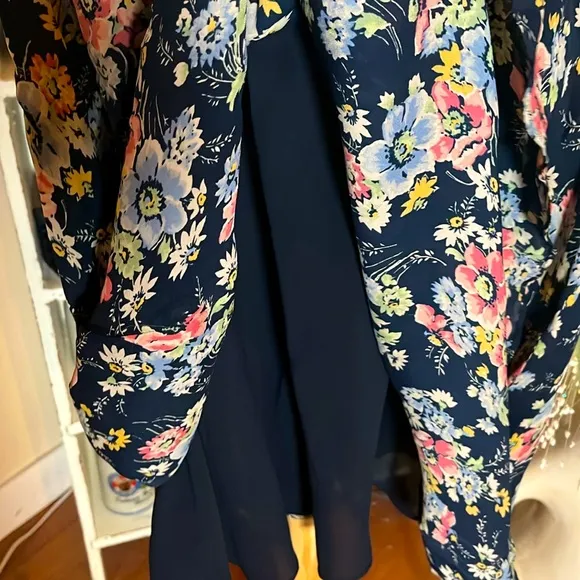 Lauren Ralph Lauren 100% Silk 4 Navy, floral,flowy/classic LRL skirt. Gorgeous!