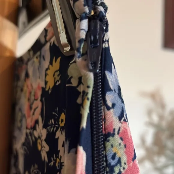 Lauren Ralph Lauren 100% Silk 4 Navy, floral,flowy/classic LRL skirt. Gorgeous!