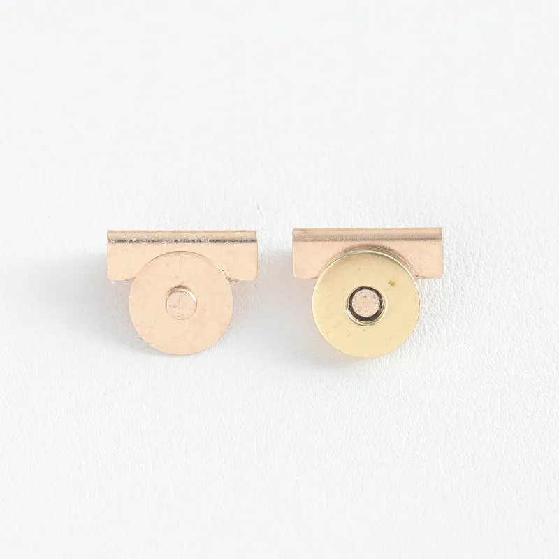Metal seamless magnetic buckle