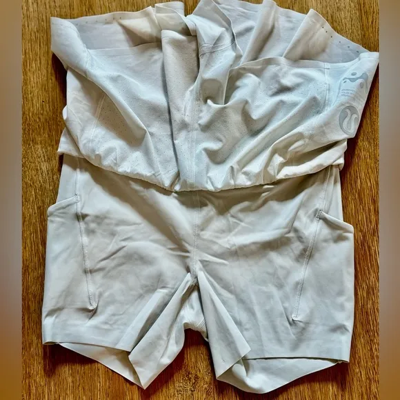 New Lululemon Nulux Road to Trail Lined off white High-Rise Short. Sz 8.
