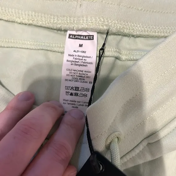 NWT Alphalete Essential Core Shorts  Frozen Spring Size Medium
