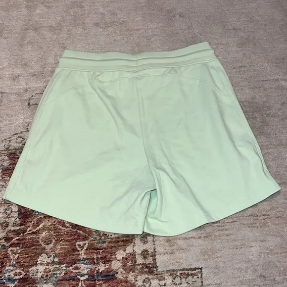 NWT Alphalete Essential Core Shorts  Frozen Spring Size Medium