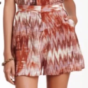 NWT Elizabeth and James Kayla Printed  Silk Short