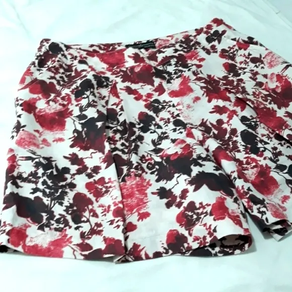 Peruvian Connection 100% Linen Short Floral Red and White Zippered Size 12