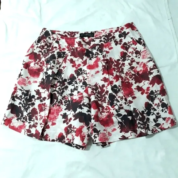 Peruvian Connection 100% Linen Short Floral Red and White Zippered Size 12