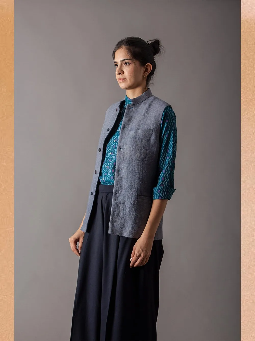 SUKETDHIR   I   SD Shaan Gilet | Heavy Linen | M Cloud