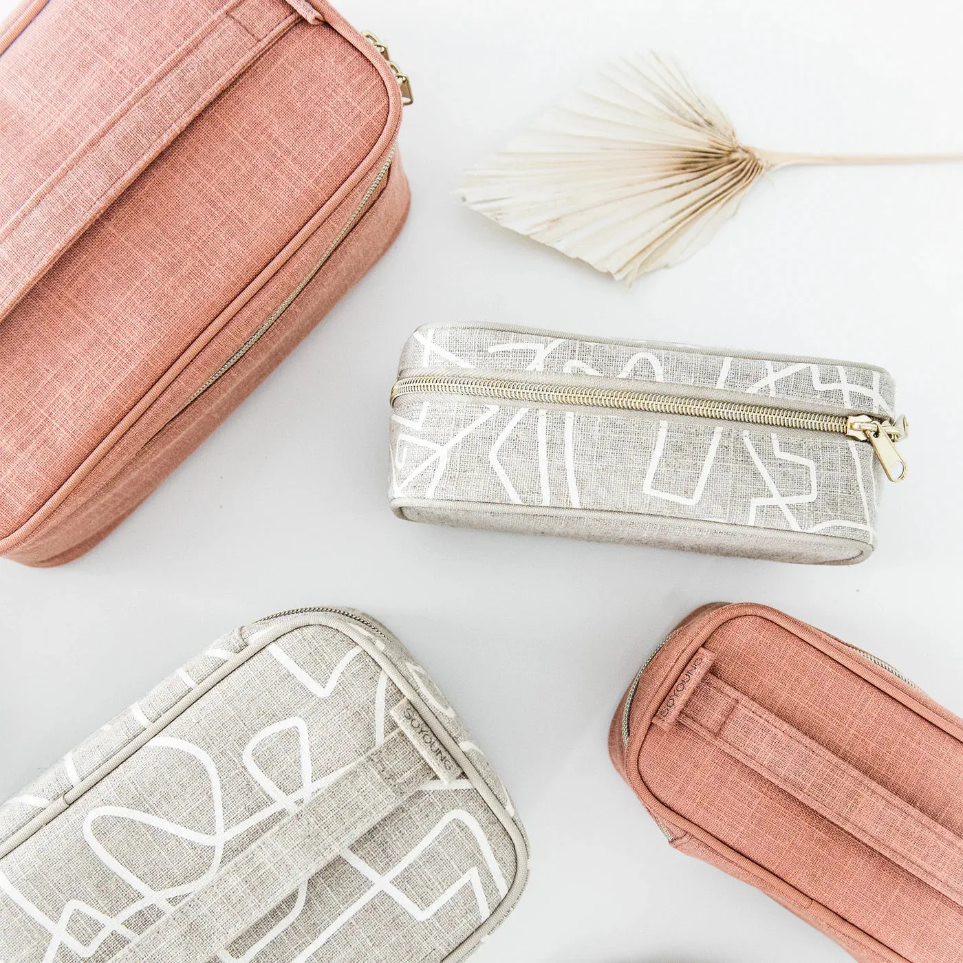 WHITE ABSTRACT LINES PETITE BEAUTY POCHE