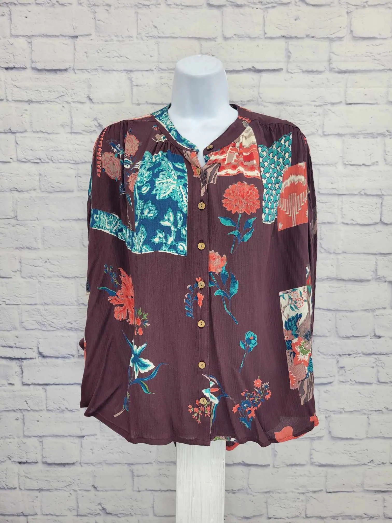 XSMALL FLORAL A382633 Tolani Collection Button-Front Crinkle Gauze Printed Top